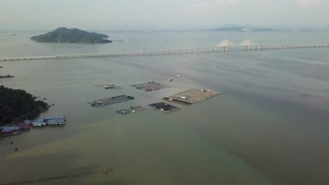 Vista-Aérea-De-Una-Piscifactoría-En-El-Mar-En-Teluk-Tempoyak,-Pulau-Pinang.