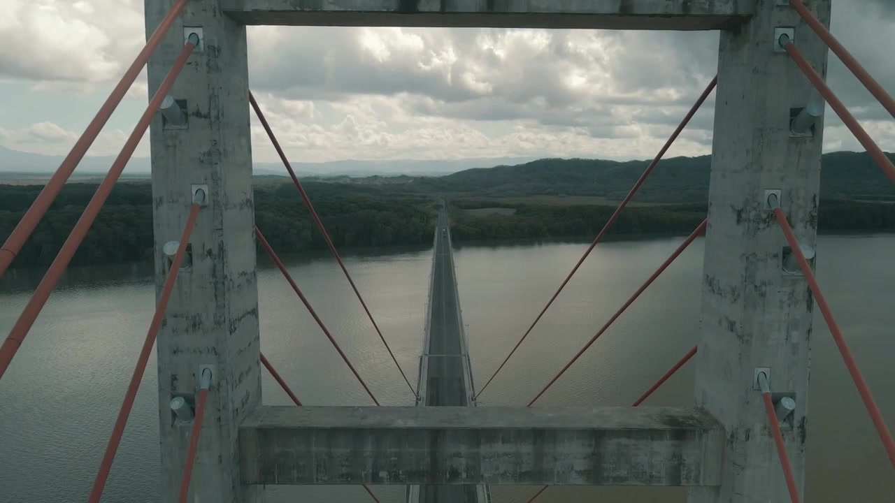 Vue aérienne par drone d'un viaduc s'éloignant au-delà des pylônes, vidéo d'infrastructure de transport.