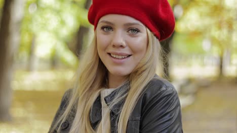 mujer alegre en boina roja