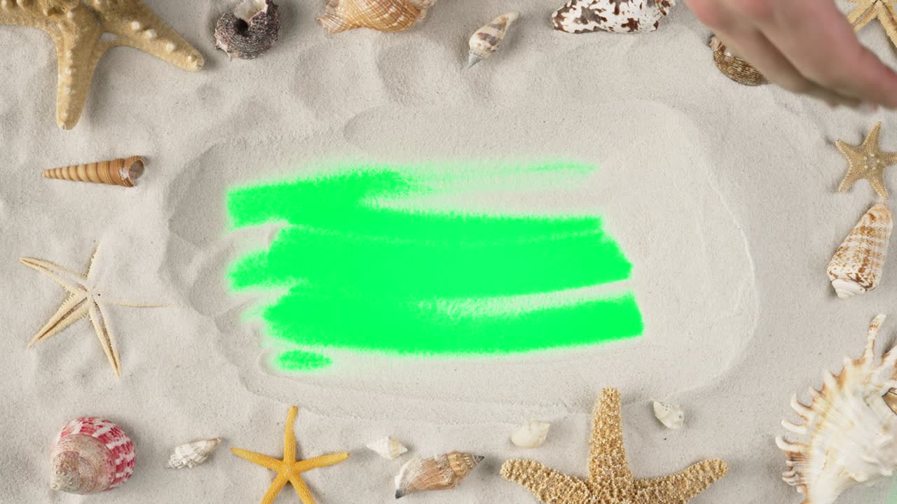 남자의 손은 모래를 청소하고 광고 지역, 작업 공간 모형을 보여줍니다. 휴가 또는 여행 광고를 위해 데기와 바다 별을 가진 모래 바다 배경.