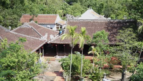 Toma-Aérea-De-Los-Techos-Del-Templo-En-La-Montaña-De-Mármol,-Da-Nang,-Vietnam