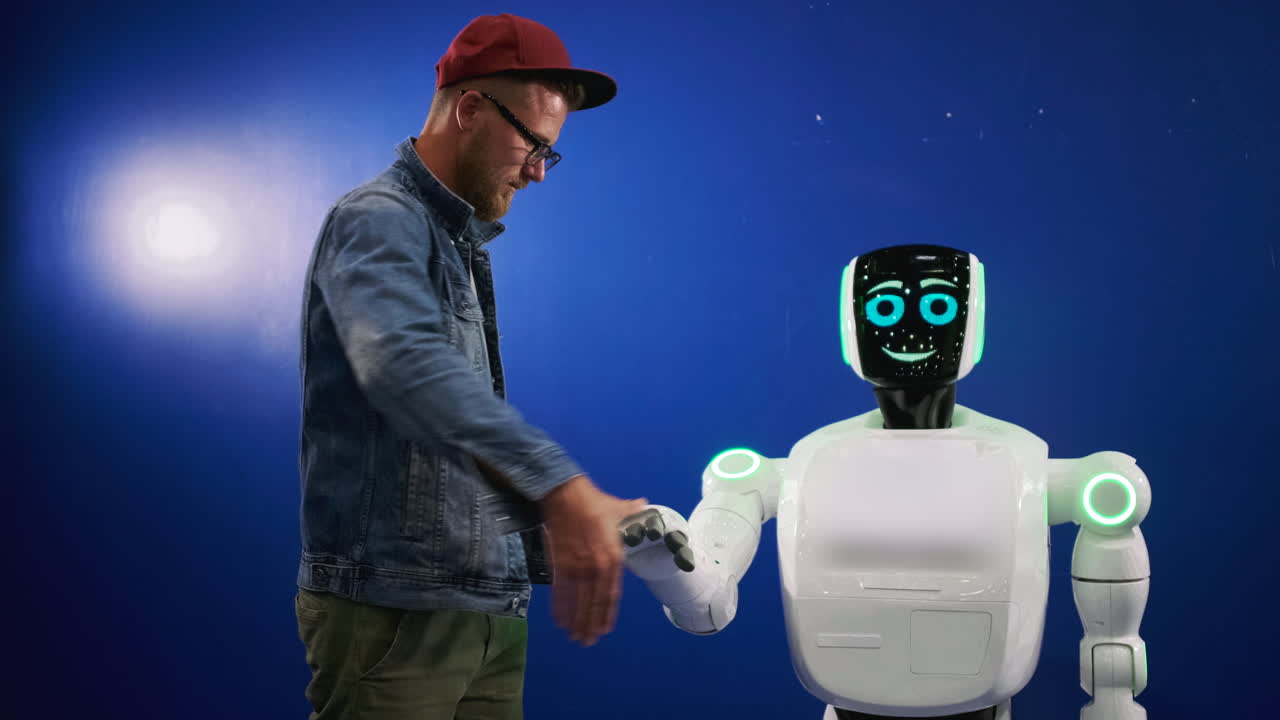 hombre interactuando con un robot amistoso