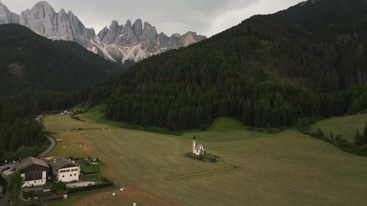 imagen del avión no tripulado de funes valley, dolimites, italia
