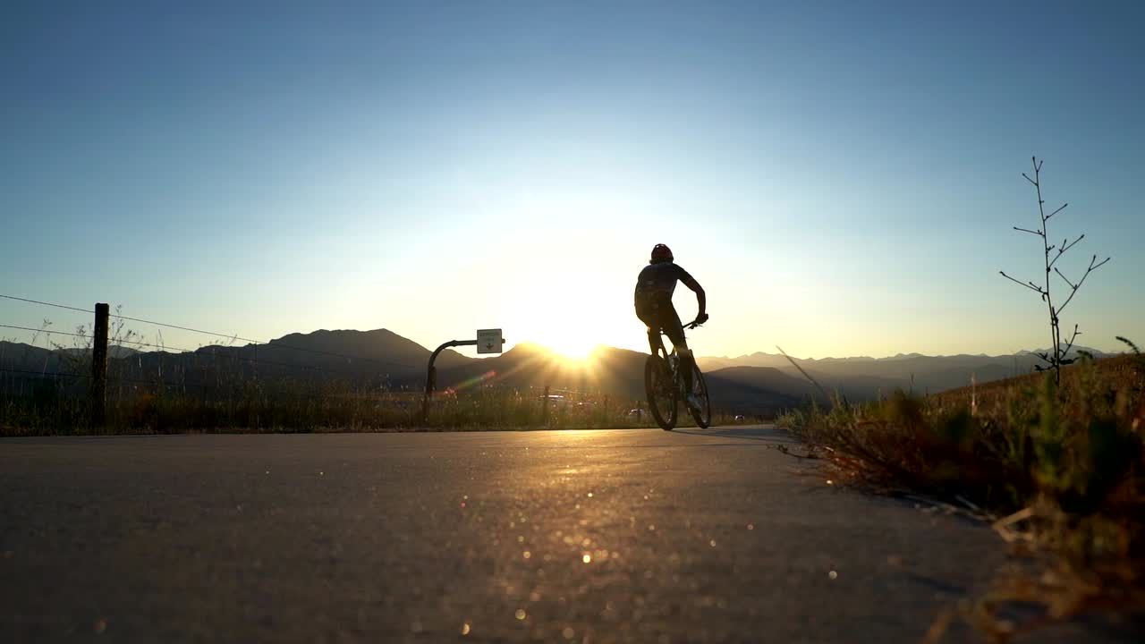 Uomo che corre su un sentiero al rallentatore