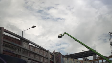 pan izquierda sobre una vista de londres, una grúa en primer plano y un helicóptero volando por