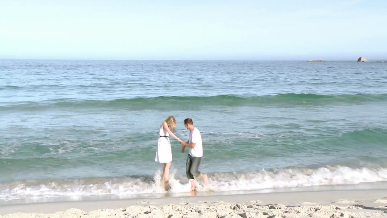 바다에서 놀고 있는 커플