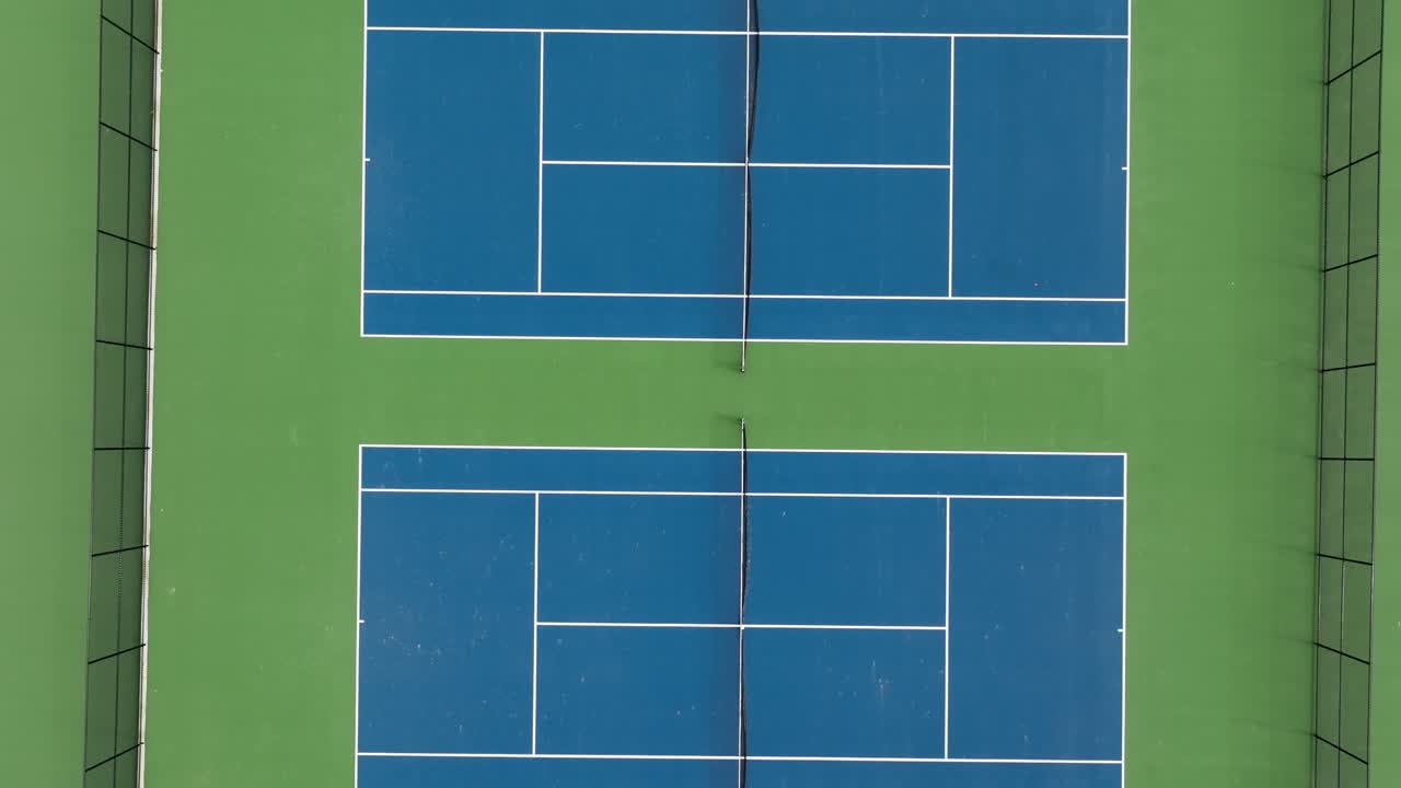 미국 마을의 야외에 있는 여러 개의 빈 파란색 테니스 코트