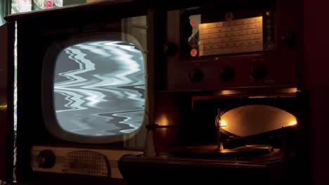 el televisor vintage se enciende en pantalla verde con ruido estático, de cerca, resolución 4k.
