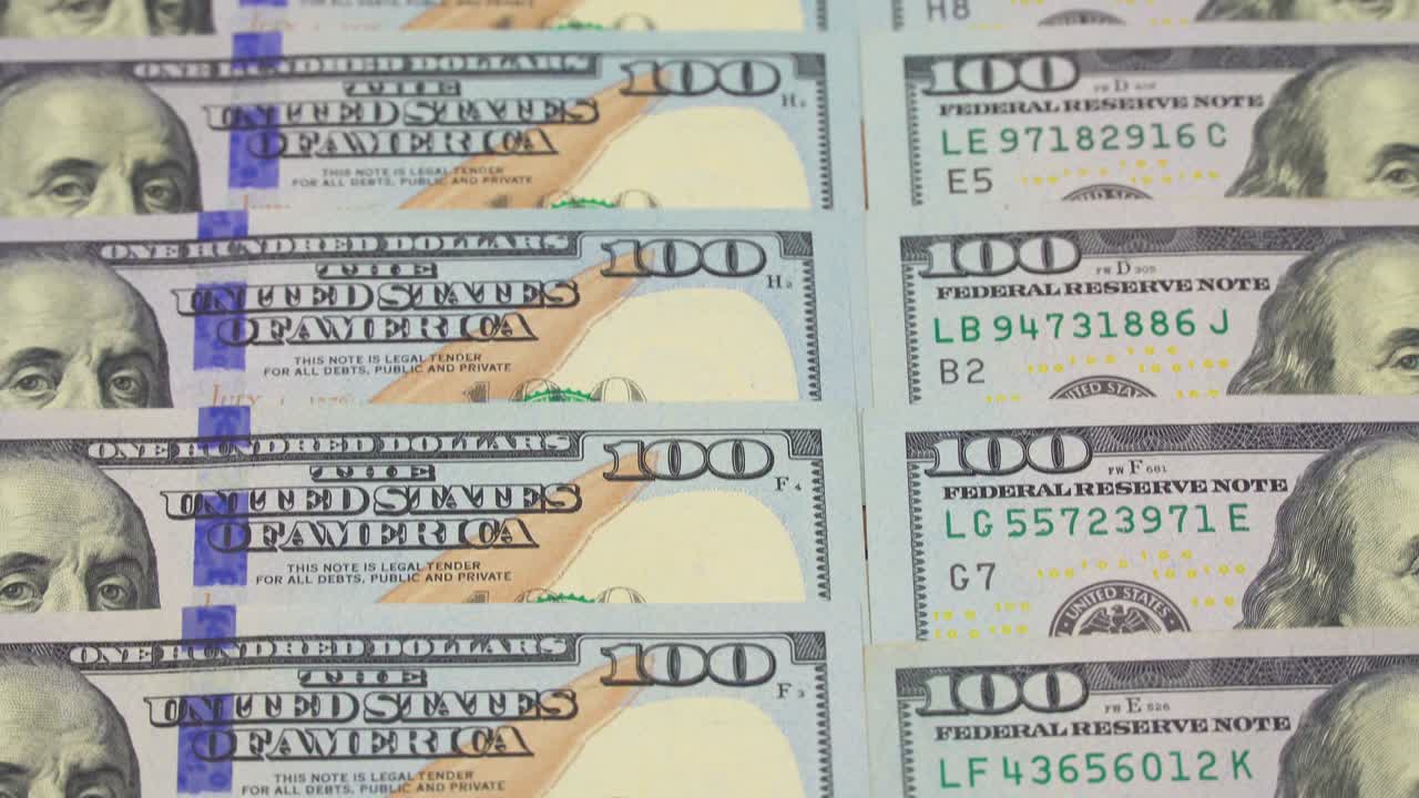 많은 달러, 달러, 달러 클로즈업: 카메라가 똑같이 배치된 지폐 위에서 니다.