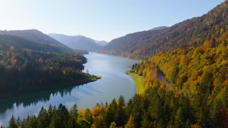 Vista-Aérea-Del-Lago-Sylvenstein-Stausee-Sobre-El-Idílico-Valle-De-Bosques-Alpinos-De-Isar