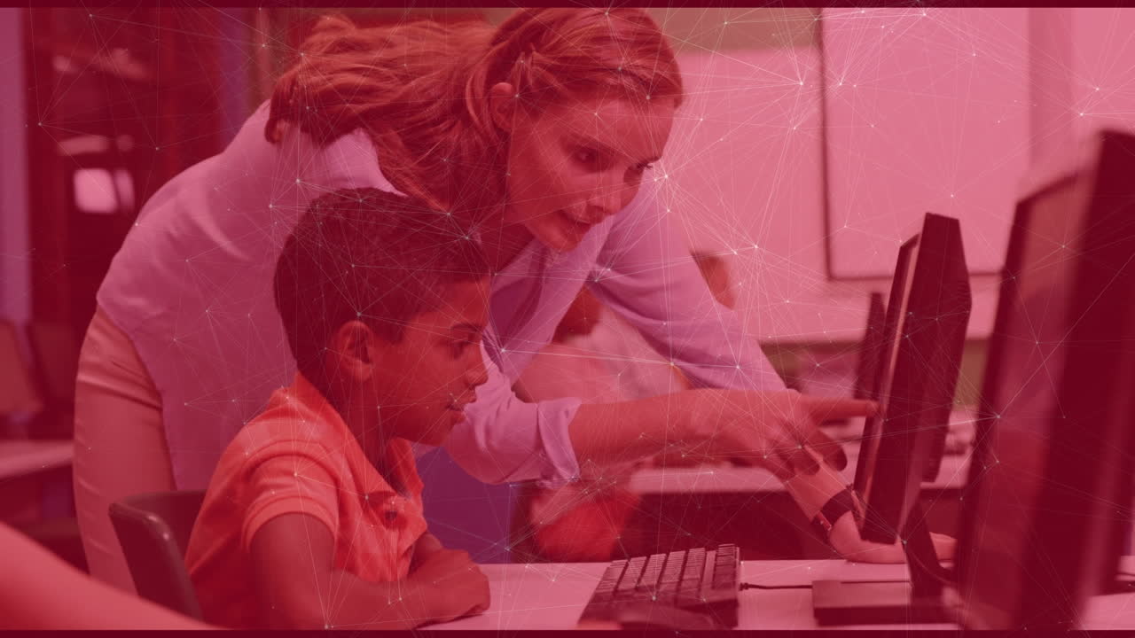 red de conexiones contra la maestra caucásica que enseña a un niño indio a usar una computadora