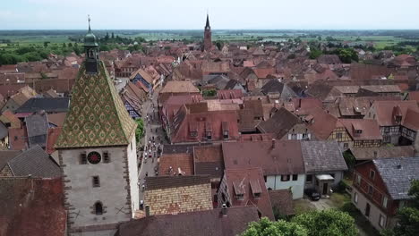 Eine-Stationäre-Luftaufnahme-Des-Ganzen-Dorfes-Aus-Der-Perspektive-Neben-Dem-Uhrturm