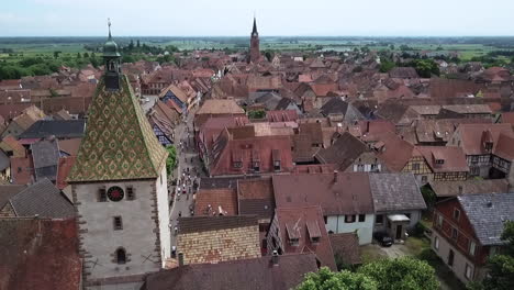 una toma aérea estacionaria de todo el pueblo desde la perspectiva al lado de la torre del reloj