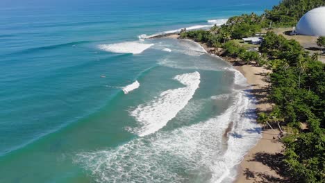 Drohnenaufnahmen-Von-Einem-Strand-Mit-Einer-Kuppel