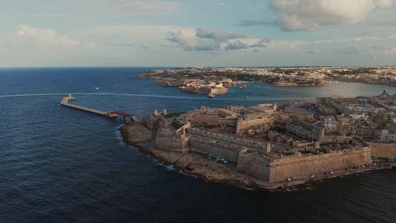 Vista aerea delle storiche fortificazioni de La Valletta e del Grand Harbour a Malta
