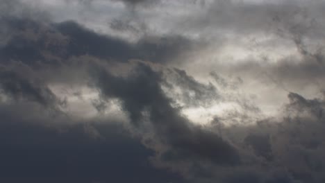 nubes moviéndose a través del cielo en un lapso de tiempo de cerca