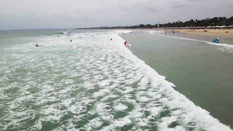 surfistas en una playa tropical