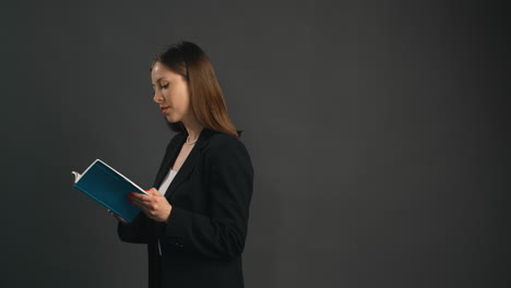 mujer leyendo un libro
