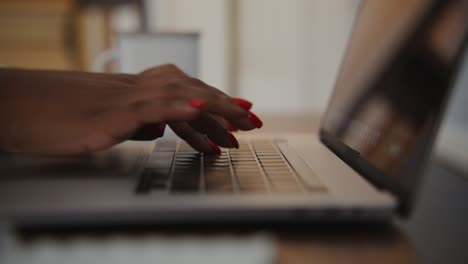 mujer escribiendo en una computadora portátil
