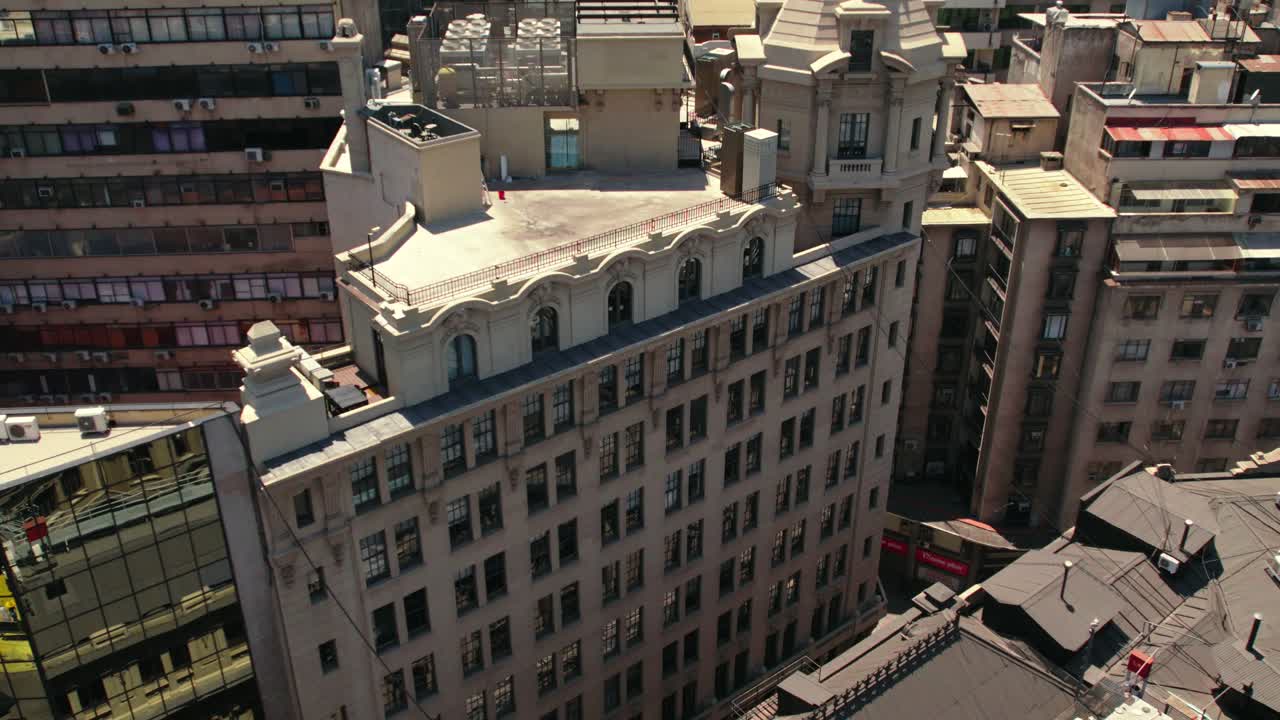 칠레 산티아고의 아리치아 빌딩 (아리치아 건물, 역사적인 중심) 위의 공중 무인기 파노라마, 옛 남미 도시