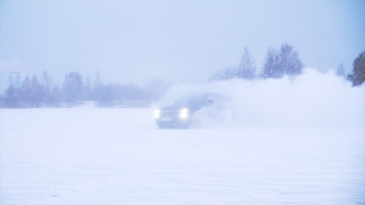 눈 인 풍경에서 떠다니는 suv