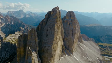 toma aérea de drones del tre cime di lavaredo en los alpes dolomitas en italia, 4k