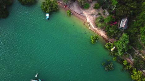 Türkisfarbenes-Wasser-Des-Kilifi-Creek-Mit-Booten,-Die-In-Der-Nähe-Des-Ufers-In-Der-Ländlichen-Stadt-Kilifi-In-Kenia-Festgemacht-Sind