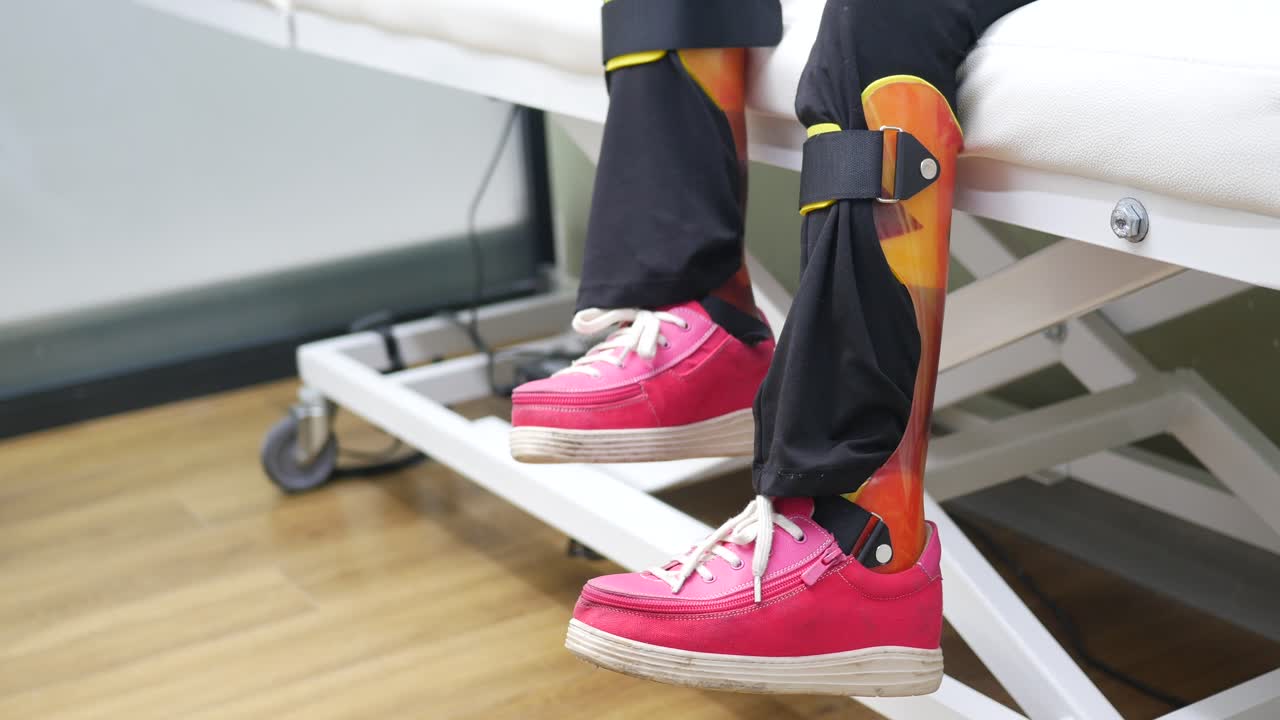 인공 다리를 가진 아이