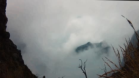 montaña cuesta arriba niebla timelapse girando a través del valle advección cuesta arriba niebla frontal isla de madeira nublado centro del patrimonio mundial de la unesco