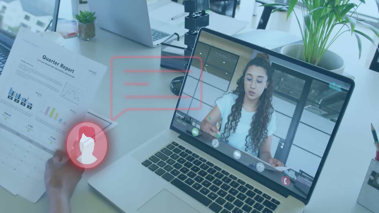 사무실의 노트북에서 비디오 통화를 하는 woma의 중간 섹션에 대한 프로필 아이콘의 애니메이션