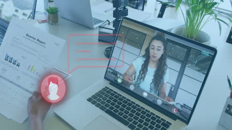 Animación-Del-ícono-De-Perfil-Contra-La-Sección-Media-De-Una-Mujer-Que-Tiene-Una-Videollamada-En-Una-Computadora-Portátil-En-La-Oficina