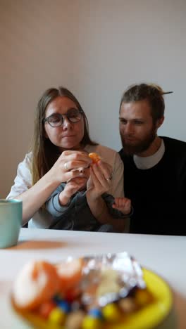 familia feliz alimentando al bebé