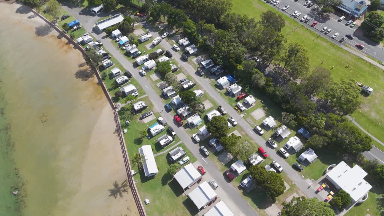 드론이 강변의 카라반 파크를 포획합니다.