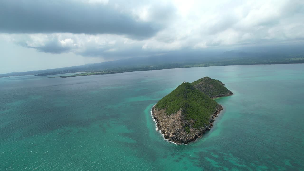 Vista aérea desde detrás del islote das Cabras en Santo Tomé, África. Toma de dron en retroceso.
