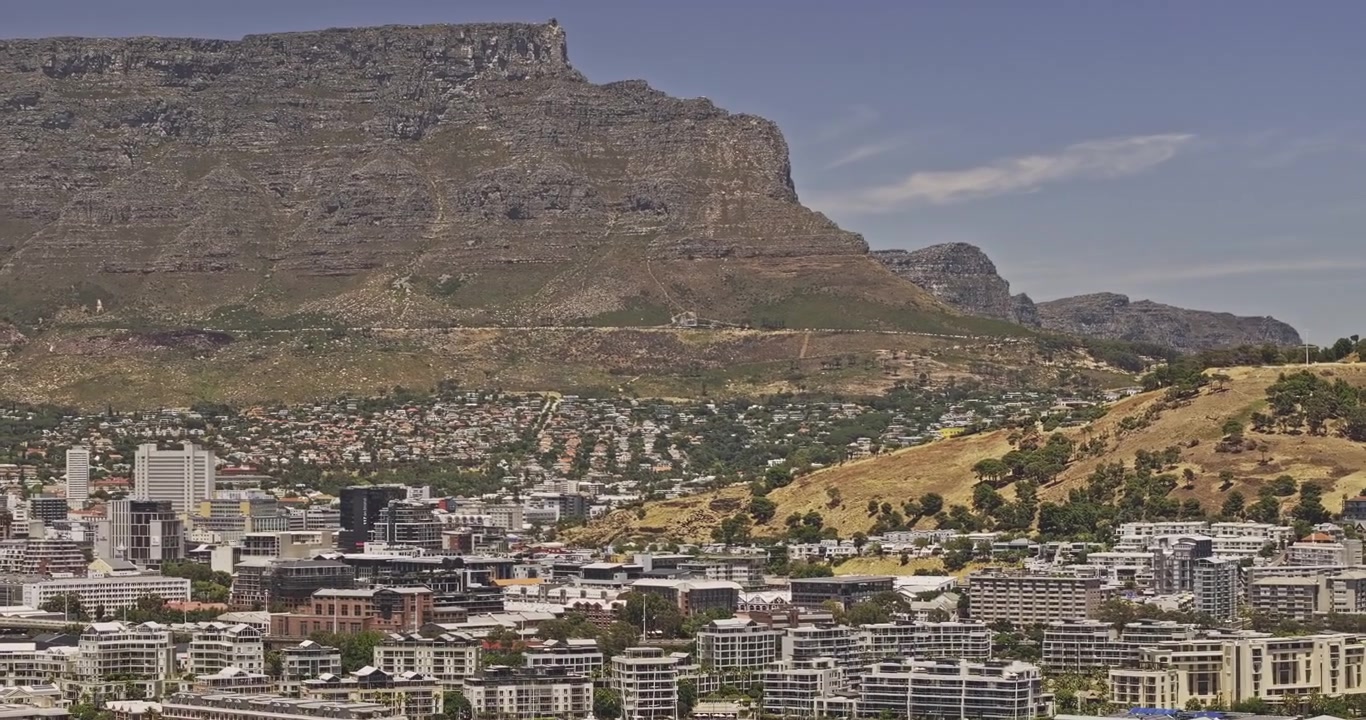 Città del Capo, Sudafrica, ripresa aerea v50 con teleobiettivo a volo d'uccello sopra la costa e il V&A Waterfront verso il centro, Table Mountain e Signal Hill - Ripreso con Mavic 3 Pro Cine - 11 gennaio 2024