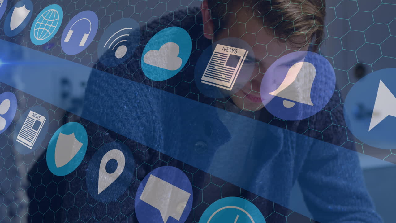 animación de iconos de los medios sobre el hombre caucásico usando un teléfono inteligente