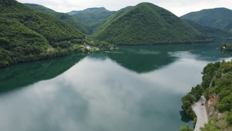 Idyllisches-Ei,-Großer-Badesee,-Ruhe-Am-Wasser,-Bosnien