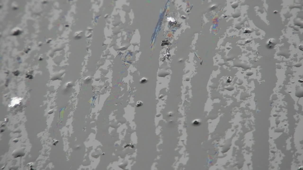 비 오는 날 깨끗한 표면에 물이 쏟아져 내리는 회색