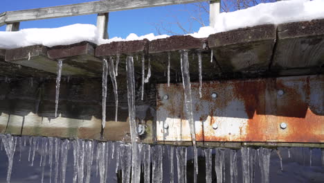 Rostige-Brücke-Mit-Eisstalaktiten-Formatin