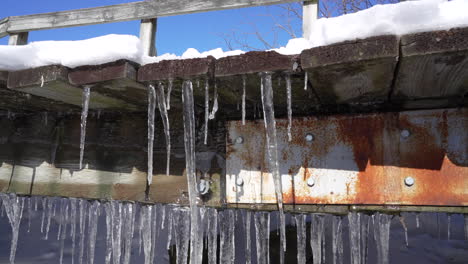 puente oxidado con formatina de estalactitas de hielo