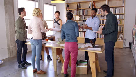 Business-Team-Trifft-Sich-Für-Brainstorming-Sitzung-Auf-R3d