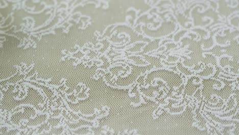 encaje blanco de primer plano. coser un vestido de novia. guipure ligero. sastrería hecha a mano, concepto de ropa profesional. fondo abstracto