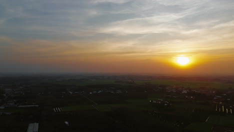 puesta de sol sobre el paisaje rural
