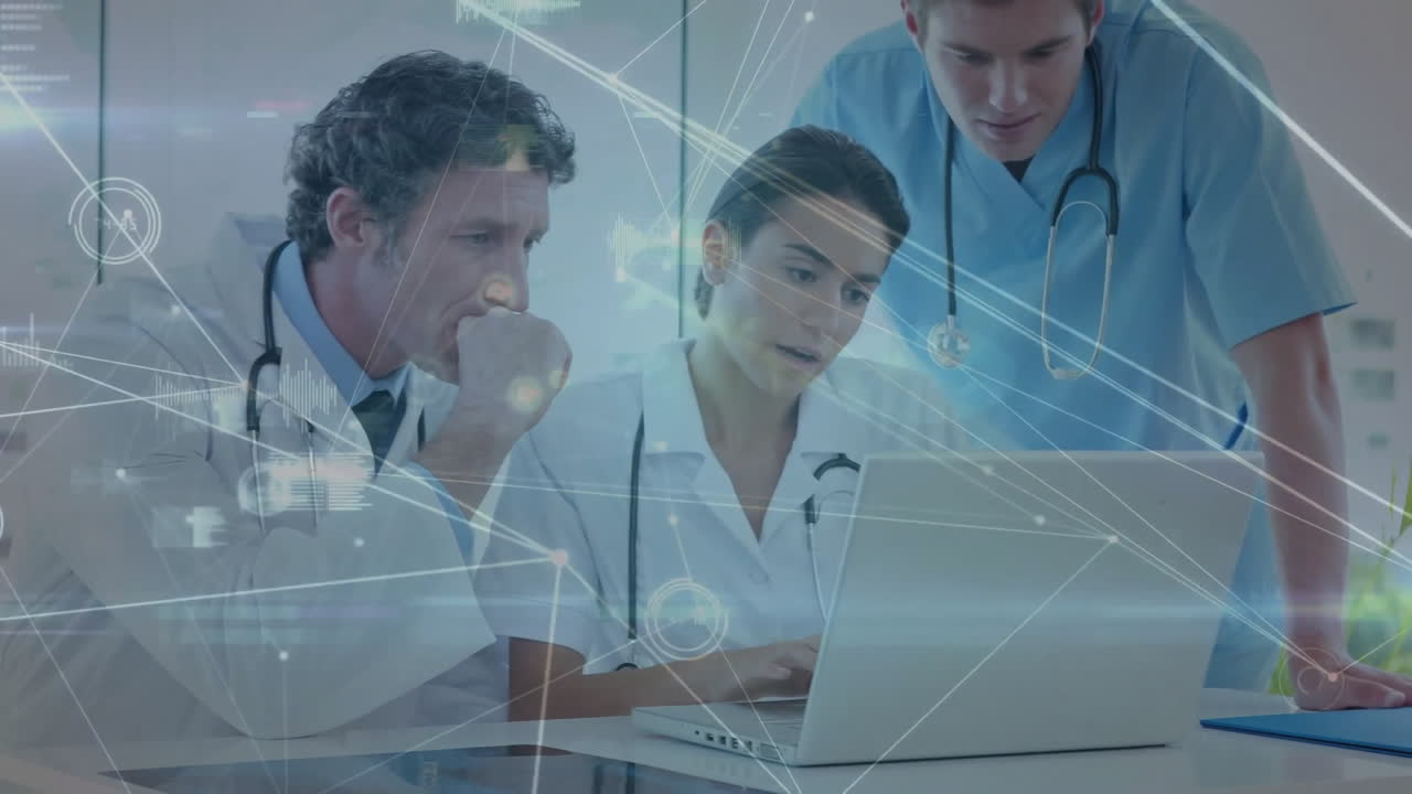animación de la red y el procesamiento de datos sobre médicos caucásicos masculinos y femeninos que usan portátiles