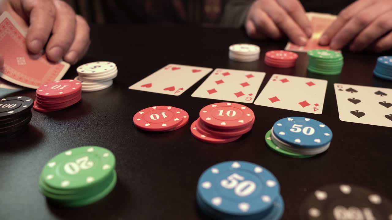 Giocando a poker Texas Hold'em, tavolo pieno di carte e fiches da casinò.