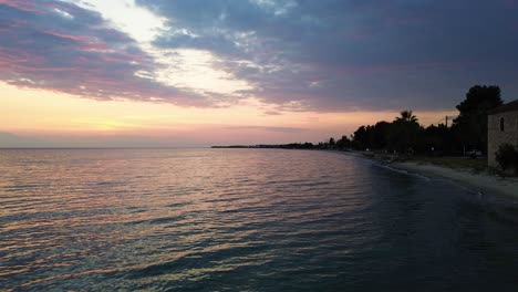 Gelassenheit-Bei-Sonnenuntergang-In-Der-Ägäis:-Flogita-Dorf-In-4k-Per-Drohne