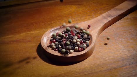 granos de pimienta mezclados. mezcla seca de granos de pimienta de cerca
