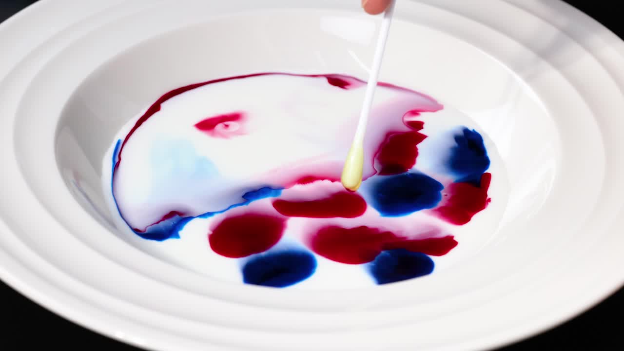 생생한 색이 비누와 함께 우유에 회전합니다.