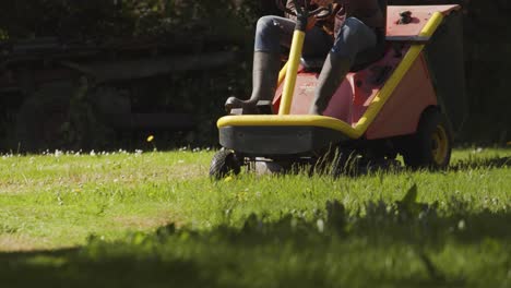 Cortando-El-Césped-Del-Patio-Trasero-Con-Una-Cortadora-De-Césped-Con-Asiento