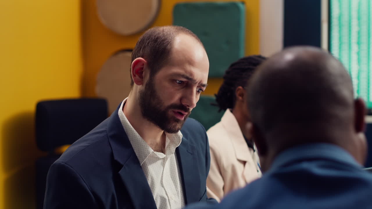 expertos en contabilidad que estudian las tendencias de ventas y las demandas del mercado para garantizar el éxito